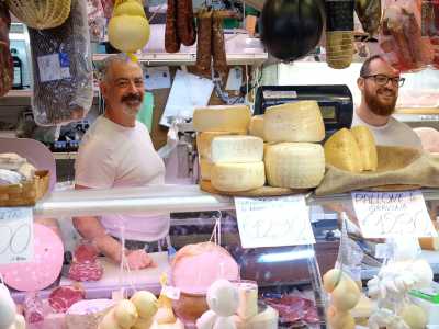 Passiamo ora davanti alla �Bottega di salumi e formaggi� di Pasquale...